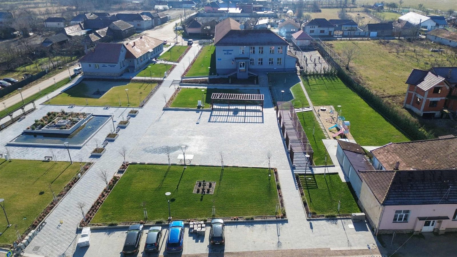 Curtea, locul de joacă și terenul de sport ale Școlii Gimnaziale Miron Pompiliu Ștei