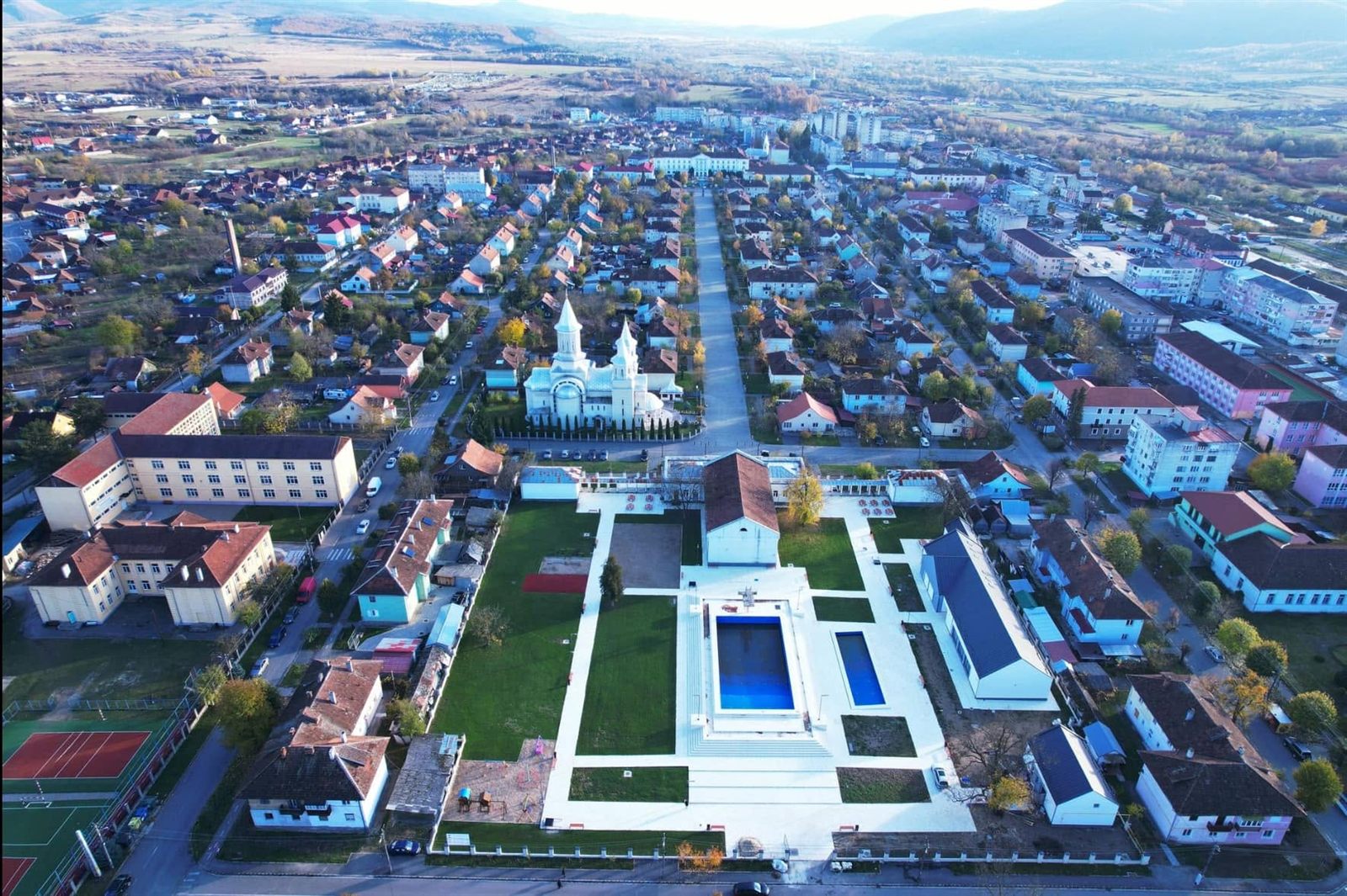 Vedere aeriană a bazinelor Ștrandului Orășenesc Ștei